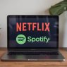 Comment économiser sur les abonnements numériques (Netflix, Spotify, Disney+…) grâce au partage et aux bons plans en ligne