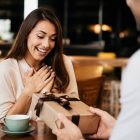 Cadeau gratuit le jour de son anniversaire : les meilleures offres à découvrir